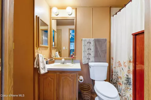Bath - 490 Samuels Rd, Sandpoint, ID 83864 photo 2 of 3