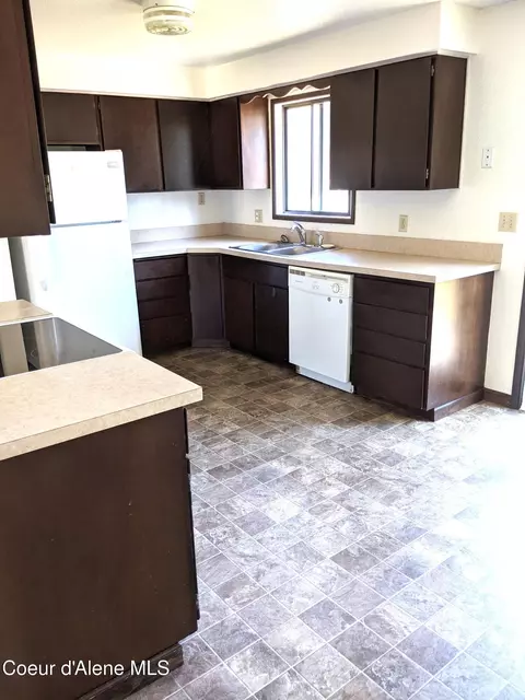 Kitchen - 5056 E Royal Dr, Post Falls, ID 83854 photo 2 of 2