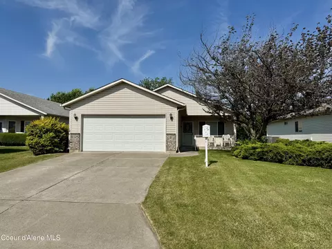 864 W Woodlawn Dr, Hayden, ID 83835
