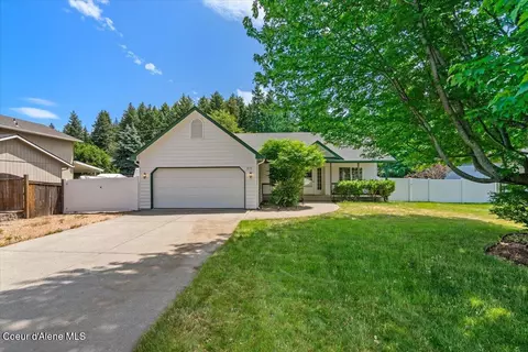 879 E Cloverleaf Dr, Hayden, ID 83835