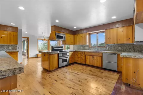 Kitchen - 5239 E Dodd Rd, Hayden, ID 83835 photo 2 of 3