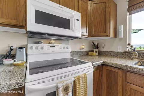 Kitchen - 635 N Divot Ave, Post Falls, ID 83854 photo 3 of 4