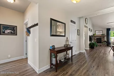 Entry Way - 1985 N Viking Loop, Post Falls, ID 83854 photo 1 of 2