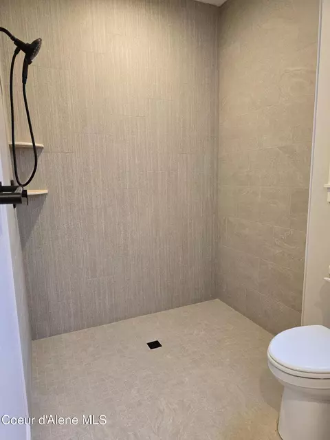 Bath - 13936 N Rainier Loop, Rathdrum, ID 83858 photo 2 of 2