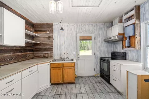 Kitchen - 17320 E Perimeter Rd, Athol, ID 83801 photo 1 of 3