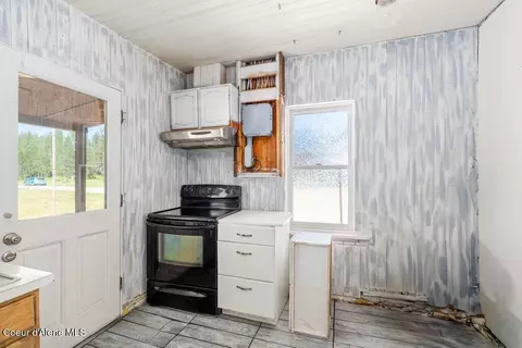 Kitchen - 17320 E Perimeter Rd, Athol, ID 83801 photo 3 of 3