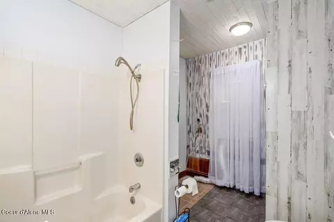 Bath - 17320 E Perimeter Rd, Athol, ID 83801 photo 1 of 2