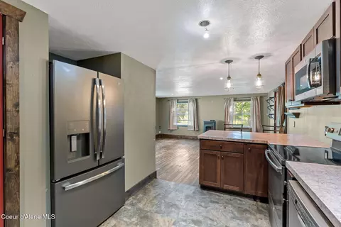 Kitchen - 18138 W Spuler Ln, Hauser, ID 83854 photo 2 of 2