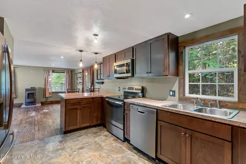 Kitchen - 18138 W Spuler Ln, Hauser, ID 83854 photo 1 of 2