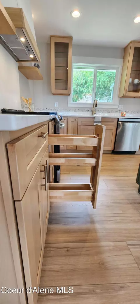 Kitchen - 282 E Park Ave, Harrison, ID 83833 photo 4 of 8