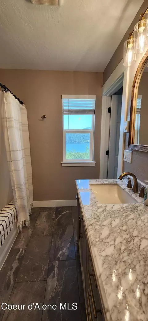 Bath - 282 E Park Ave, Harrison, ID 83833 photo 4 of 10