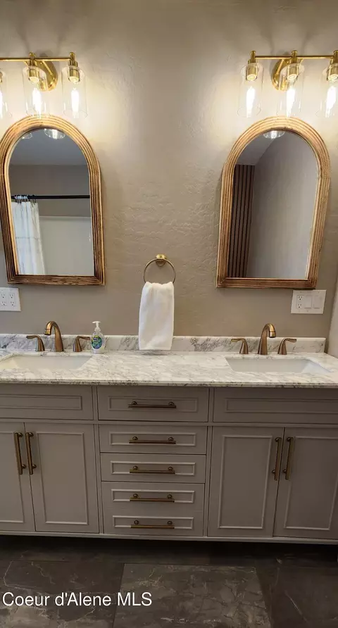 Bath - 282 E Park Ave, Harrison, ID 83833 photo 1 of 10