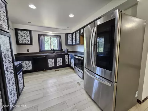 Kitchen - 307 Cameron Dr, Osburn, ID 83849 photo 2 of 3
