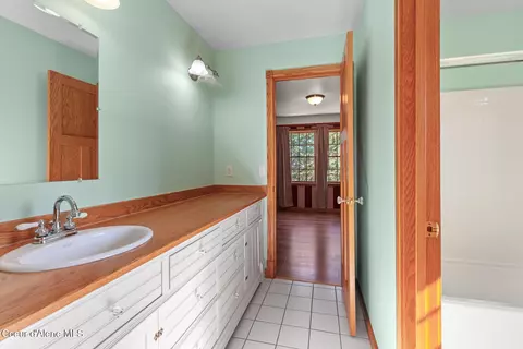Bath - 14802 N Mobbs Rd, Hauser, ID 83854 photo 5 of 7