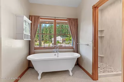 Bath - 14802 N Mobbs Rd, Hauser, ID 83854 photo 3 of 7