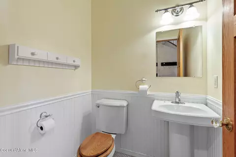 Bath - 14802 N Mobbs Rd, Hauser, ID 83854 photo 1 of 7