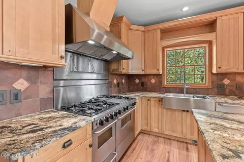 Kitchen - 14802 N Mobbs Rd, Hauser, ID 83854 photo 3 of 4