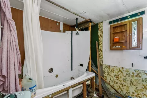 Bath - 105 E 1st Ave, Clark Fork, ID 83811 photo 1 of 1