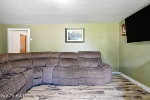 Living - 1523 Main St, Sandpoint, ID 83864 photo 2 of 4