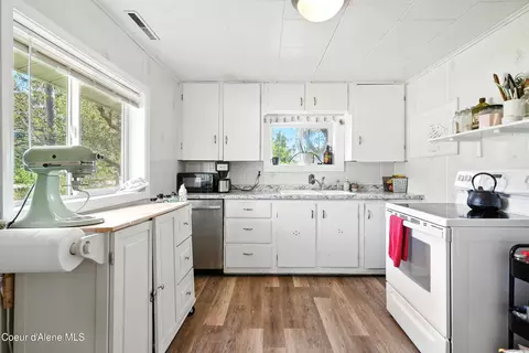 Kitchen - 1523 Main St, Sandpoint, ID 83864 photo 2 of 3
