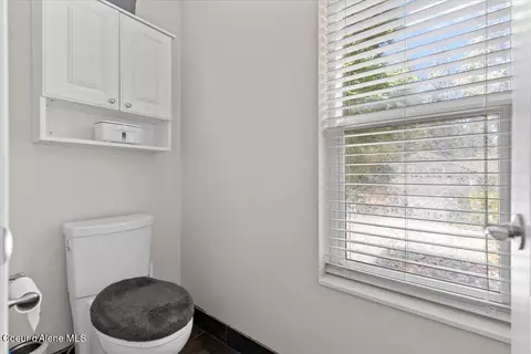 Bath - 3271 E Mountain View Dr, Post Falls, ID 83854 photo 3 of 7