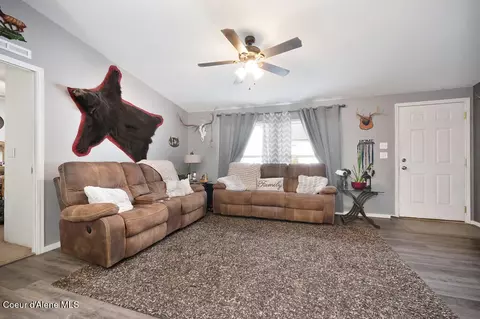 Living - 609 Main St, Pinehurst, ID 83850 photo 3 of 3