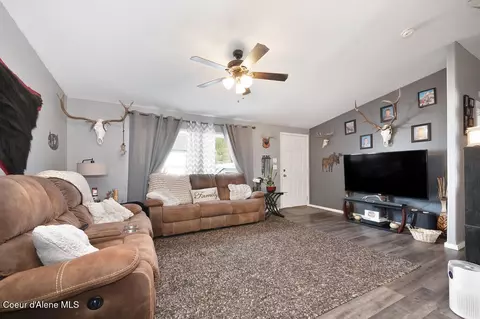 Living - 609 Main St, Pinehurst, ID 83850 photo 2 of 3
