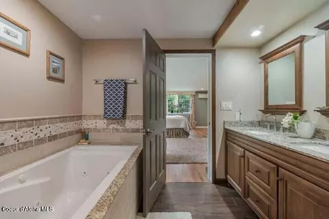 Bath - 14 Meadowlark Dr, Sagle, ID 83860 photo 3 of 5