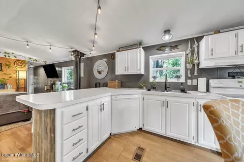 Kitchen - 18077 E Highway 54, Bayview, ID 83803 photo 2 of 3