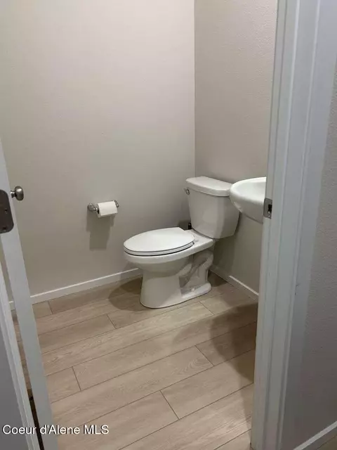 Bath - 327 E Burdock Lp, Hayden, ID 83835 photo 1 of 1