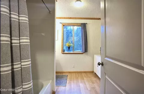 Bath - 633 Old Mill Rd, Sandpoint, ID 83864 photo 2 of 3