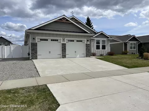 9256 Gettys Ln, Hayden, ID 83835