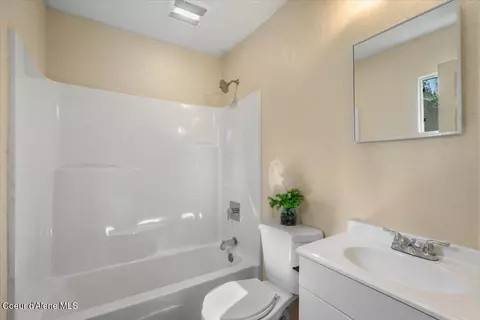 Bath - 817 Upland Dr, Sandpoint, ID 83864 photo 1 of 1
