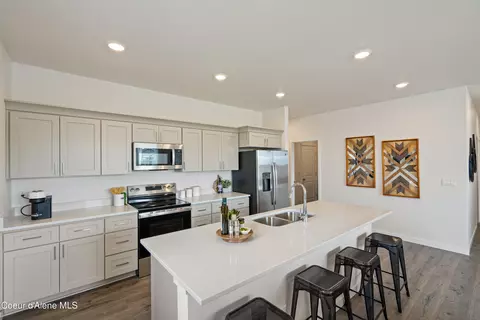 Kitchen - 5177 E Norma Ave, Post Falls, ID 83854 photo 4 of 8