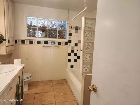 Bath - 146 Barker Loop, Pinehurst, ID 83850 photo 2 of 2
