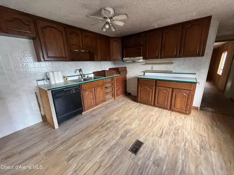 Kitchen - 427 7th St, Plummer, ID 83851 photo 2 of 2