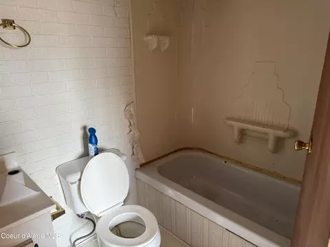 Bath - 427 7th St, Plummer, ID 83851 photo 5 of 7
