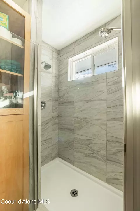 Bath - 22 Robin Dr, Sagle, ID 83860 photo 2 of 3