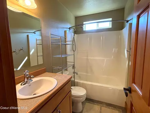 Bath - 1126 Elderberry Ave, Sandpoint, ID 83864 photo 4 of 4
