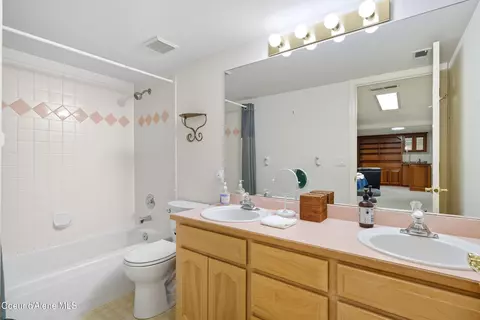 Bath - 5811 E Shoreline Dr, Post Falls, ID 83854 photo 2 of 2