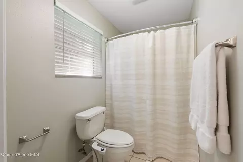 Bath - 400 High Rd, Sandpoint, ID 83864 photo 2 of 4