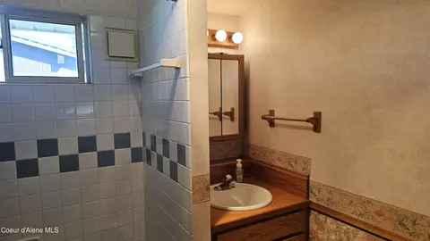 Bath - 102 Pine Ave, Pinehurst, ID 83850 photo 1 of 1