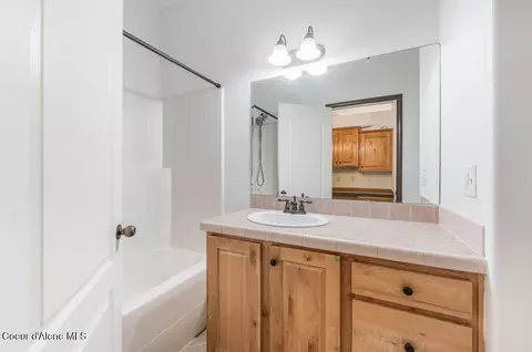 Bath - 341 Higgins Ln, Sandpoint, ID 83864 photo 3 of 4