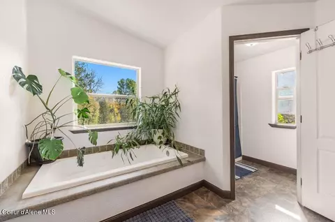 Bath - 341 Higgins Ln, Sandpoint, ID 83864 photo 1 of 4