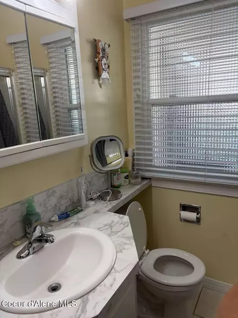 Bath - 606 W Cameron Ave, Kellogg, ID 83837 photo 2 of 6