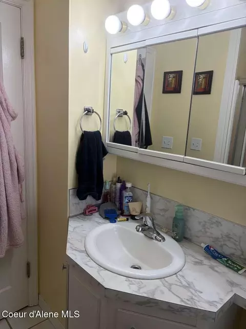 Bath - 606 W Cameron Ave, Kellogg, ID 83837 photo 1 of 6