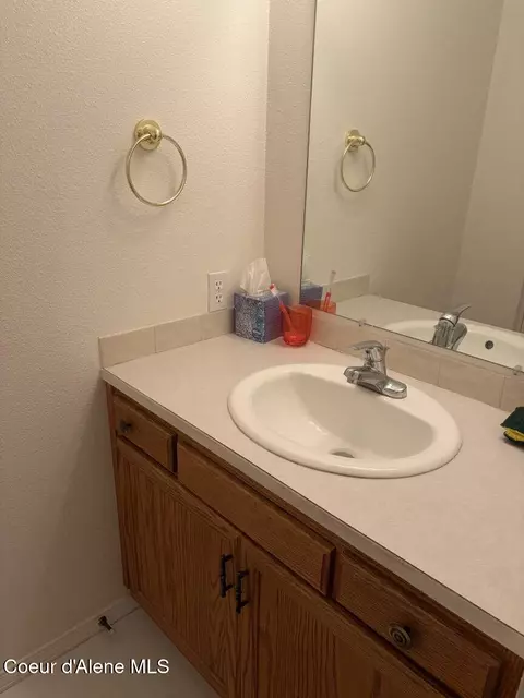 Bath - 606 W Cameron Ave, Kellogg, ID 83837 photo 4 of 6