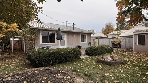 Exterior - 216 S 4th Ave, Sandpoint, ID 83864 photo 3 of 6