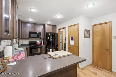 Kitchen - 320 Sunny Shores Loop, Sagle, ID 83860 photo 2 of 3