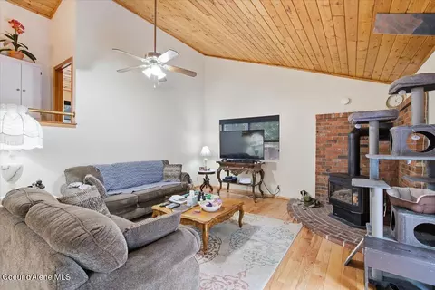 Living - 320 Sunny Shores Loop, Sagle, ID 83860 photo 2 of 4